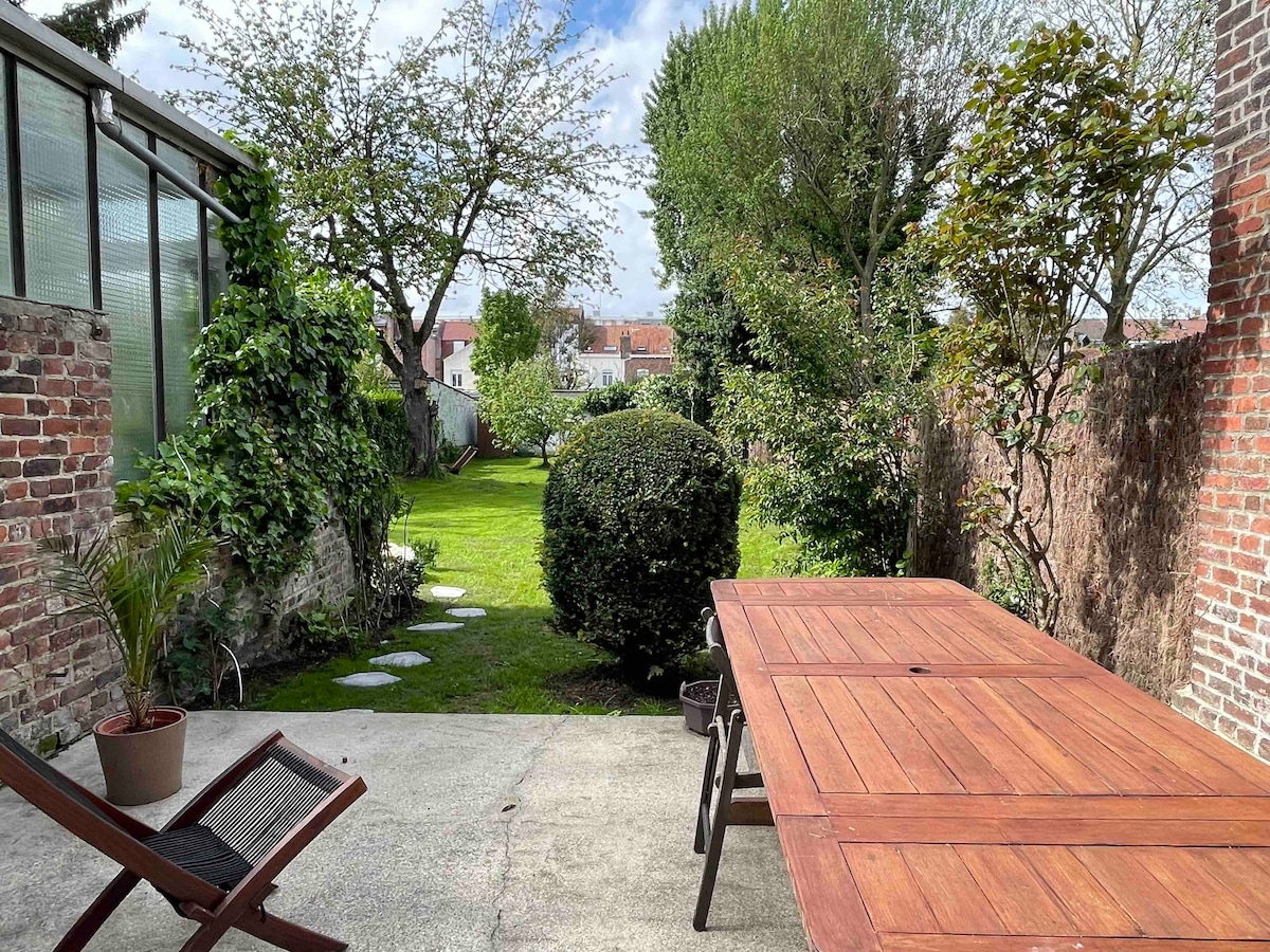 la chambre jaune, maison terrasse et garage privé.