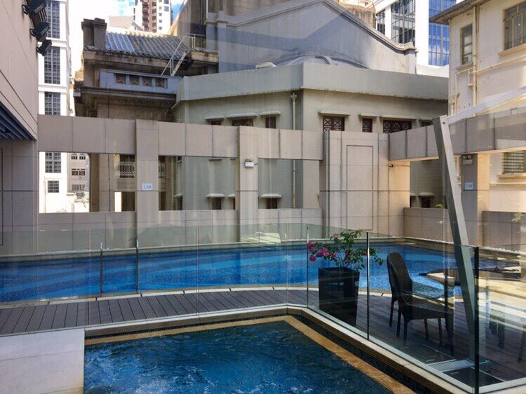 位于香港市中心的现代化双卧室公寓，设有健身房和泳池