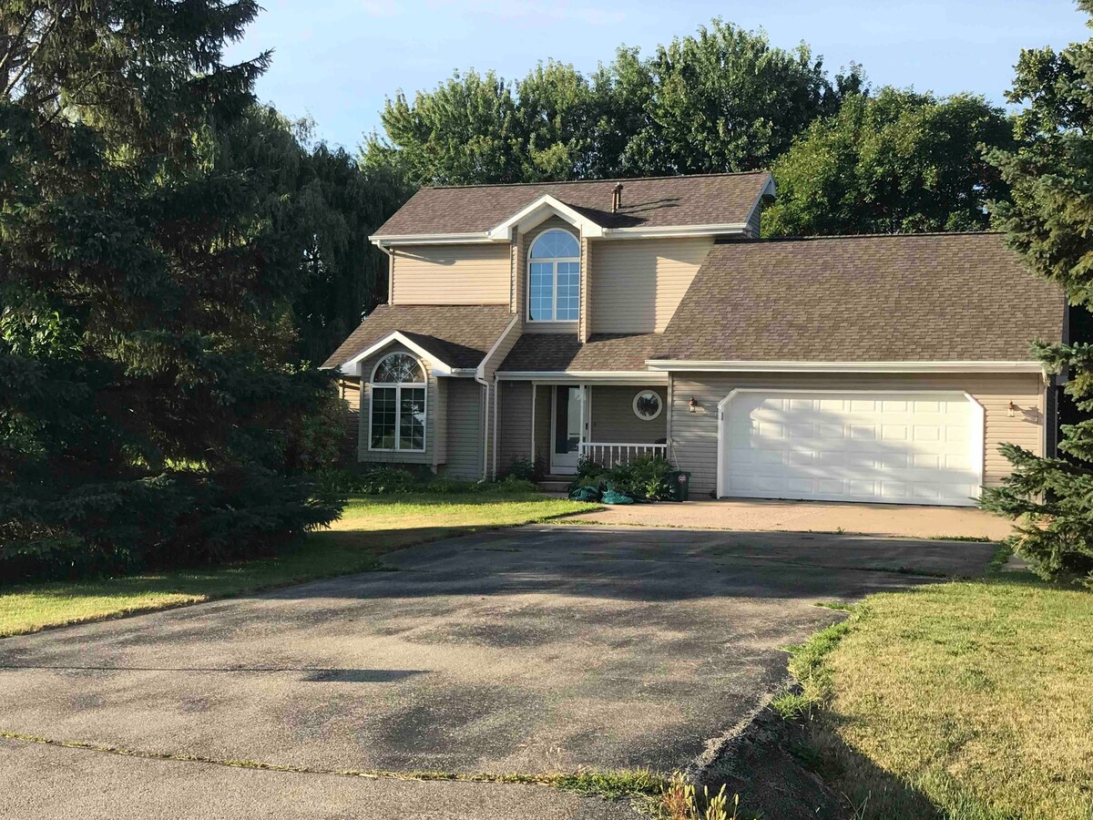 EAA Housing / 2min From Appleton Airport