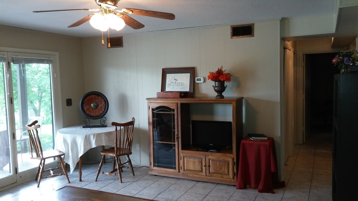 Lake view 2 BR 1 Bath Full Furnished, W/D, private