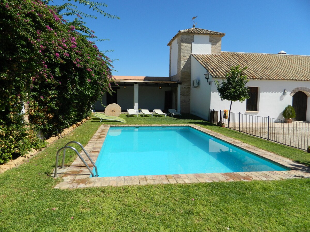 Casa con piscina, barbacoa y wifi