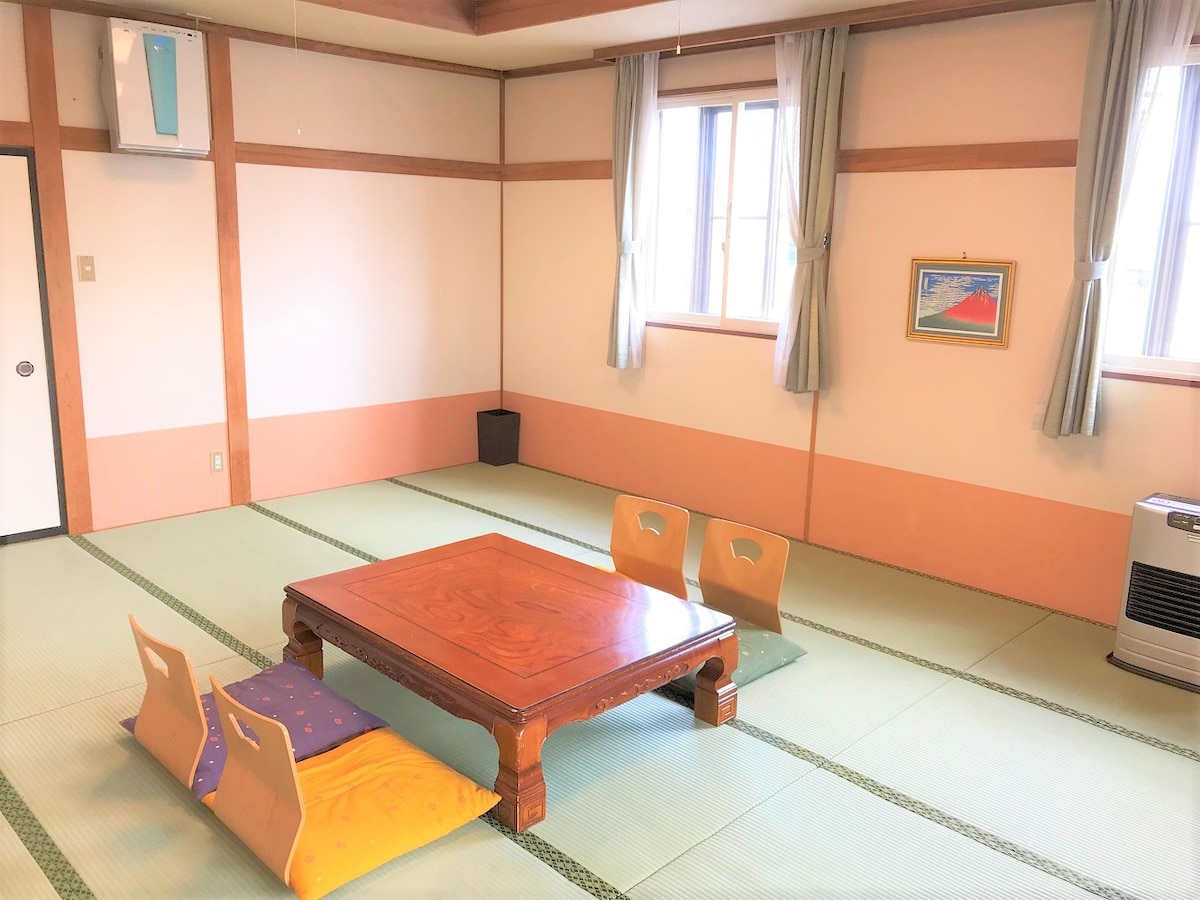2N # 01房间可俯瞰富士山配备浴缸和马桶，日式客房配备15个榻榻米垫+ 4个榻榻米垫，最多可容纳8位房客，带阳台