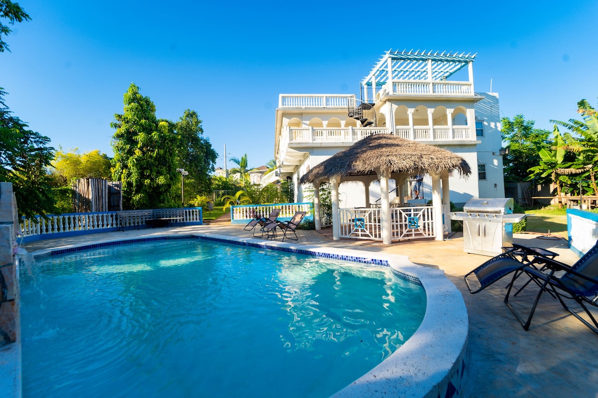 8 BR Villa I 5-Min to Beach, Wi-Fi, Security, Pool