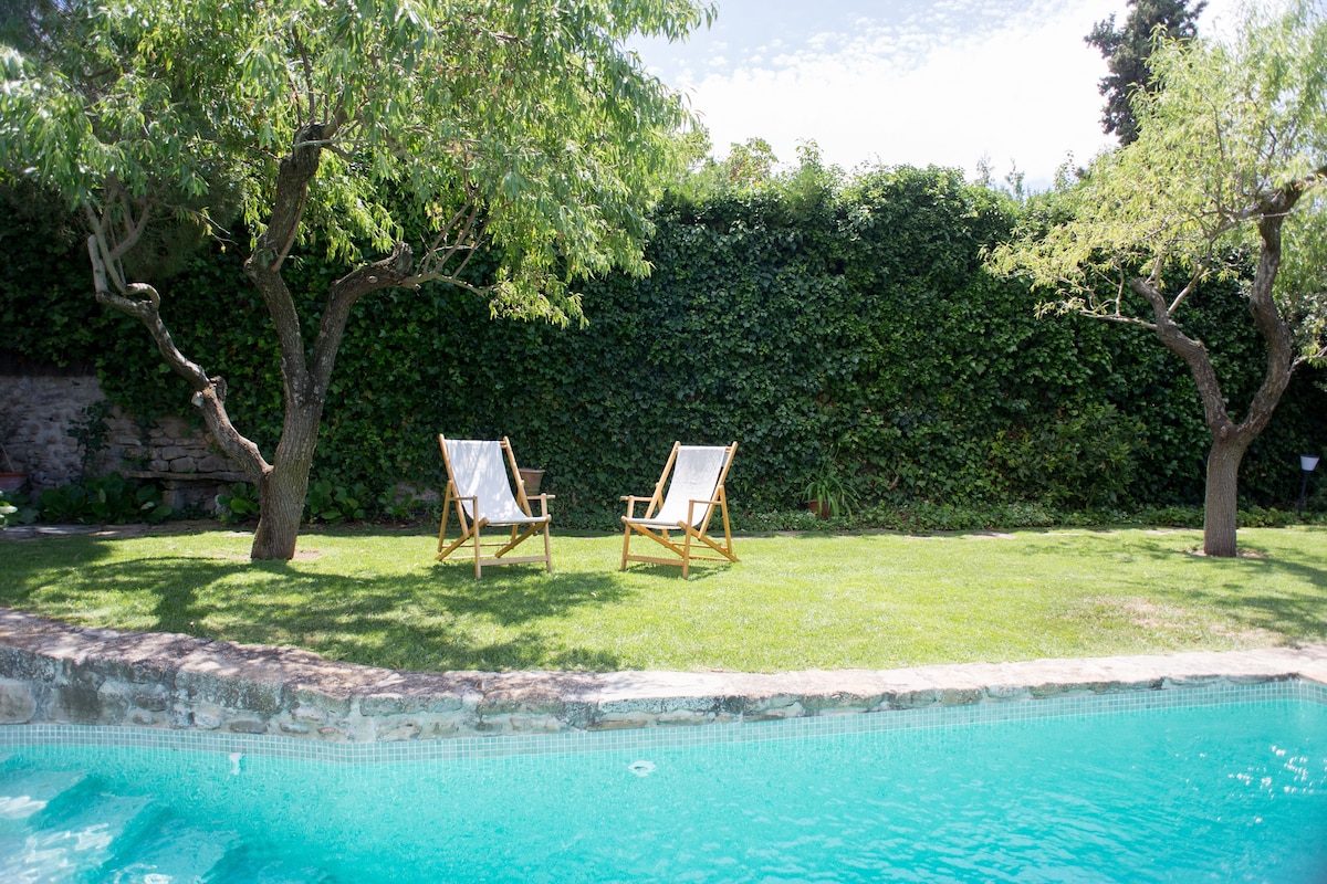巴塞罗那附近的乡村别墅私人花园和游泳池