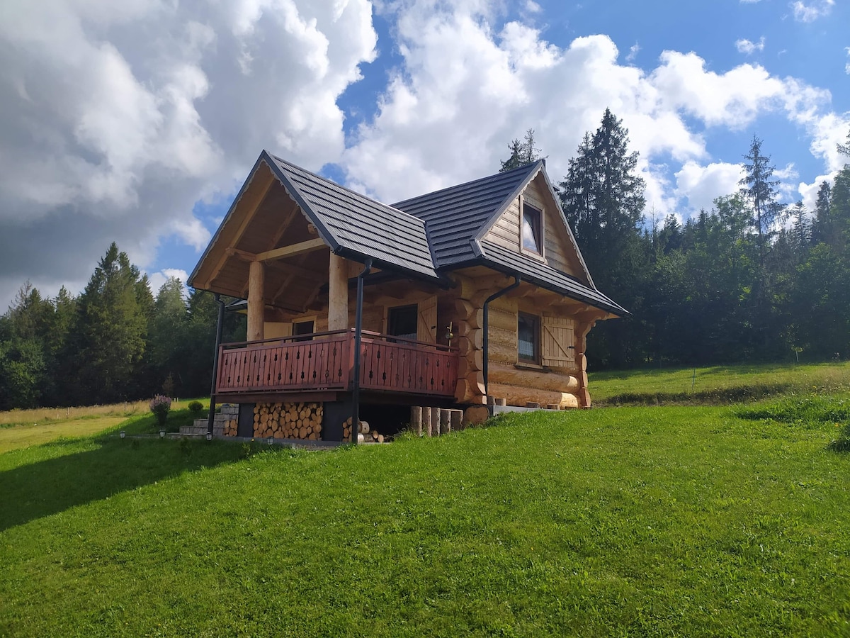 带球的小山人小屋