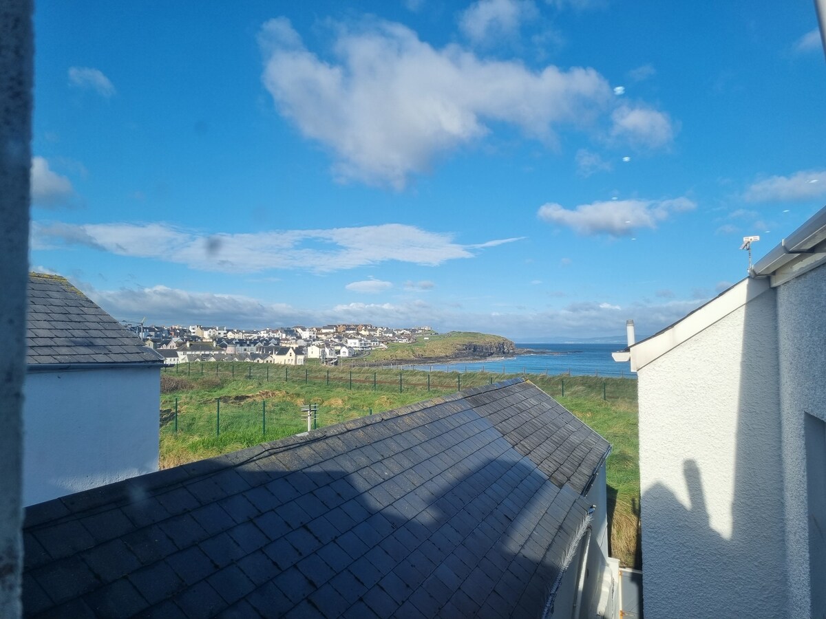 5 Dunluce Park- Family Cosy Penthouse with Seaview