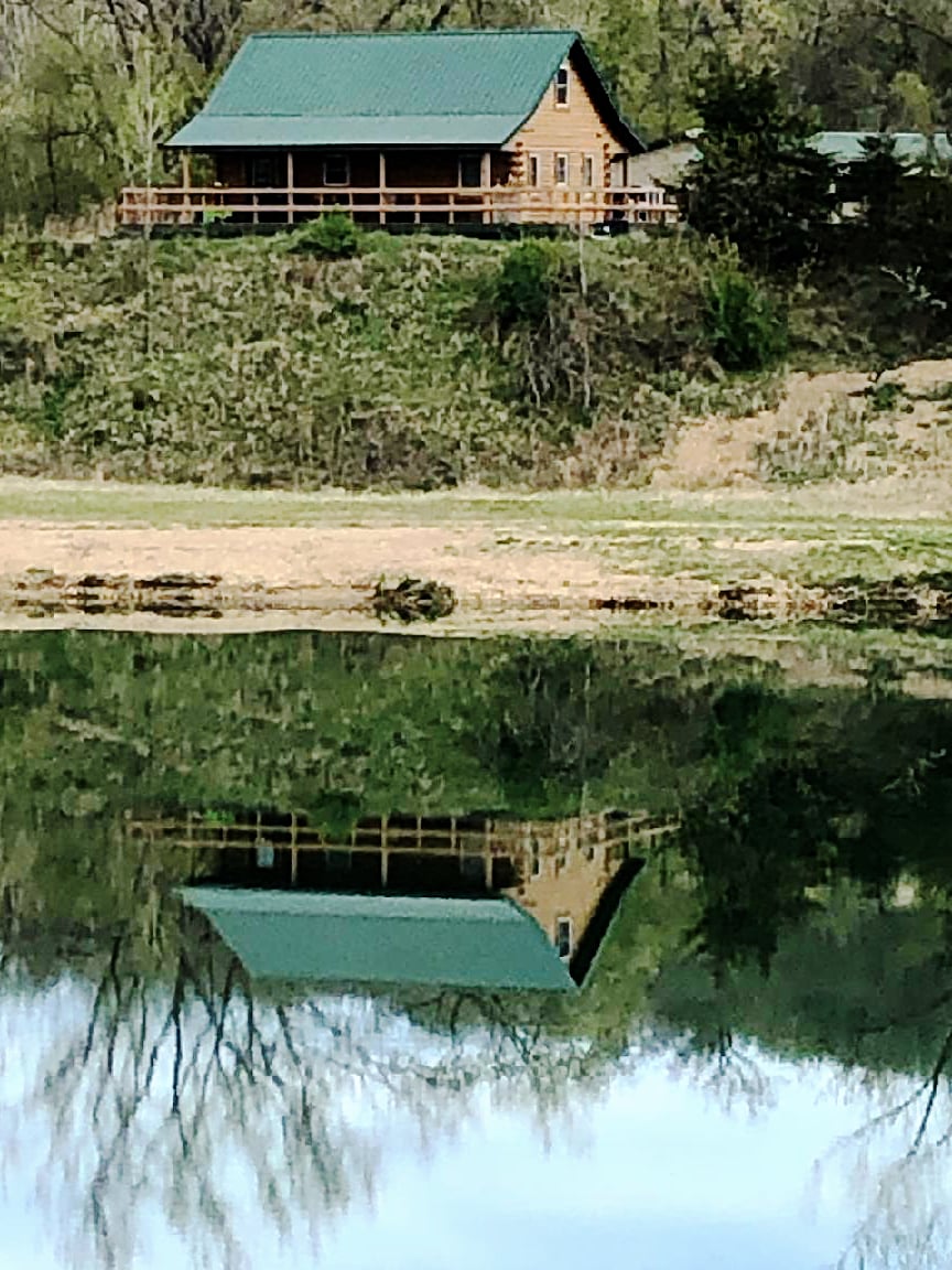 宁静的湖景小木屋