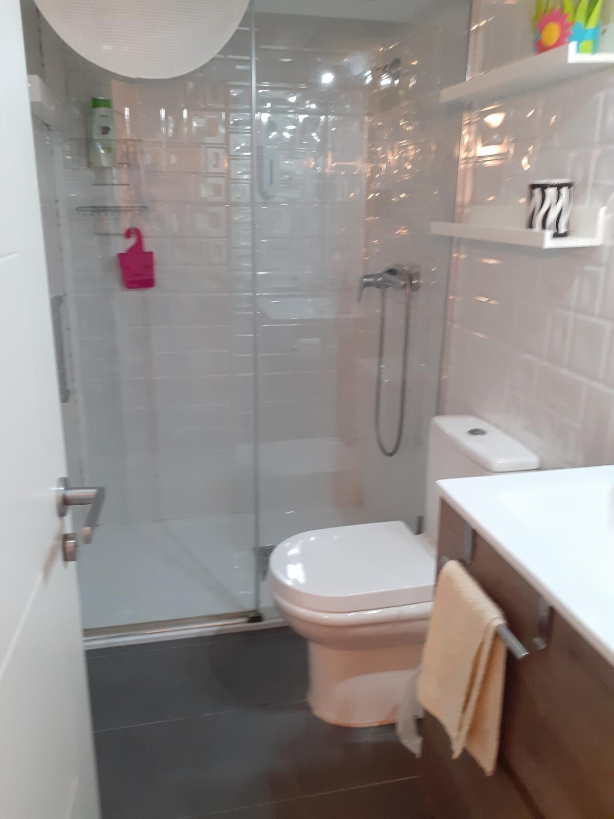 我的私人浴室、桌子和空调，位于可爱的不列颠哥伦比亚（ BCN ）地区！ ！ ！ ！