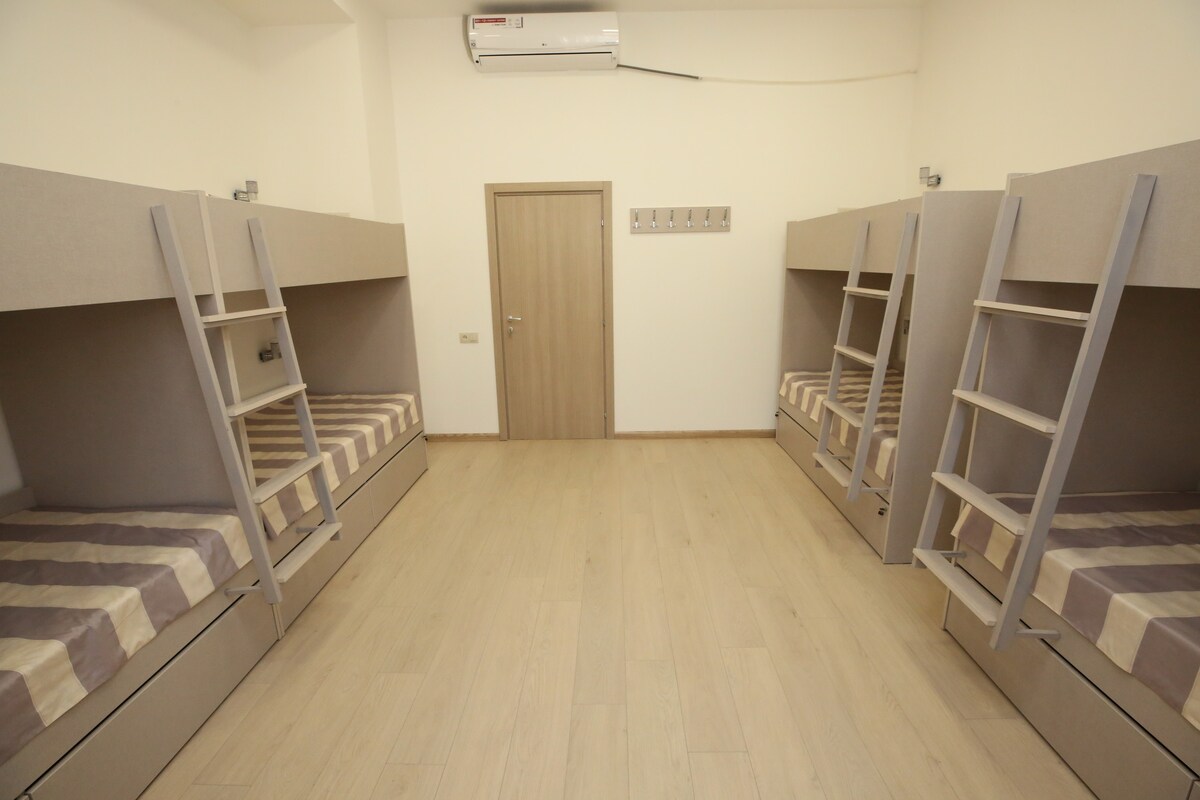 亚美尼亚旅舍-女生宿舍床，带共用卫生间