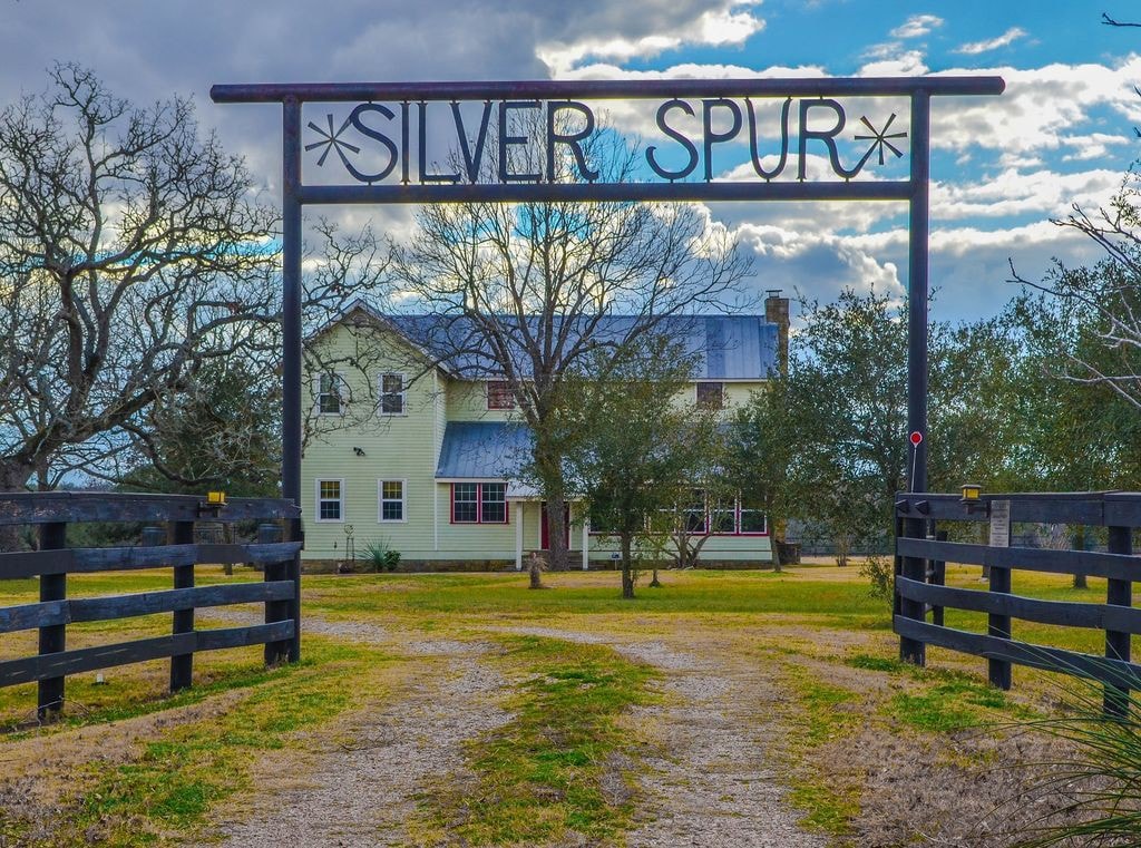 Silver Spur-1800 's Farmhouse ，占地40英亩，带泳池！