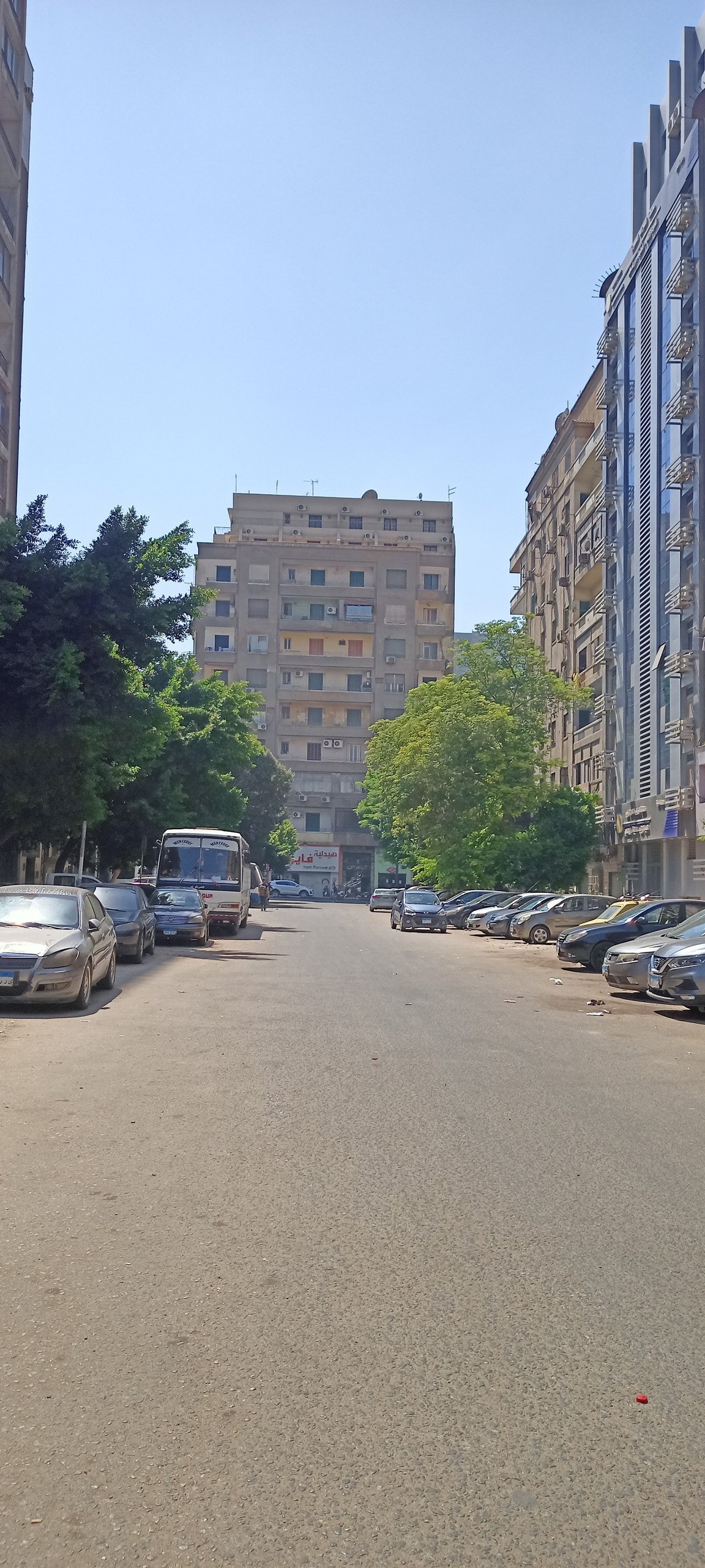 开罗市中心带小阳台的舒适客房。