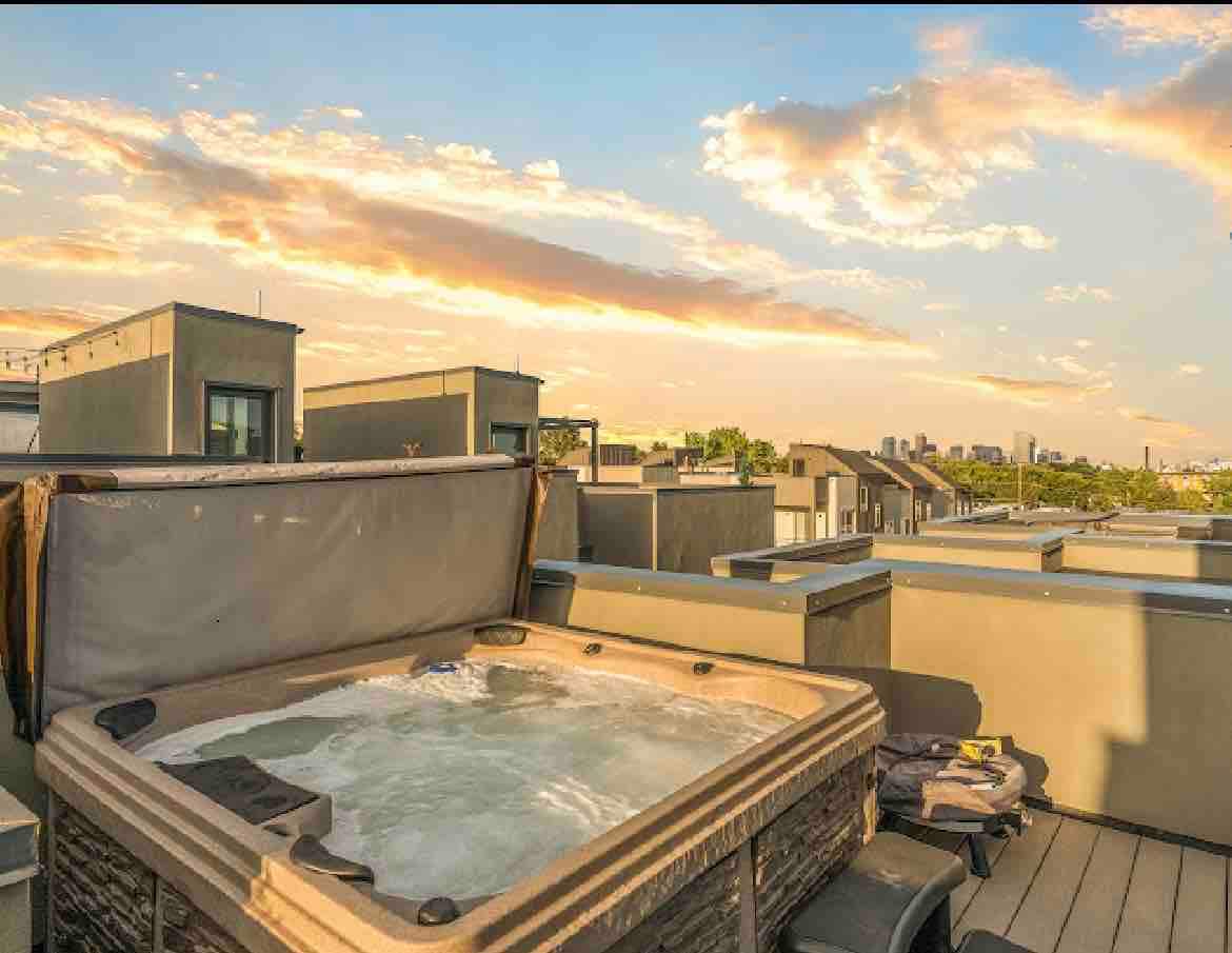 Luxury Townhouse w/Rooftop Hot Tub & Mntn Views