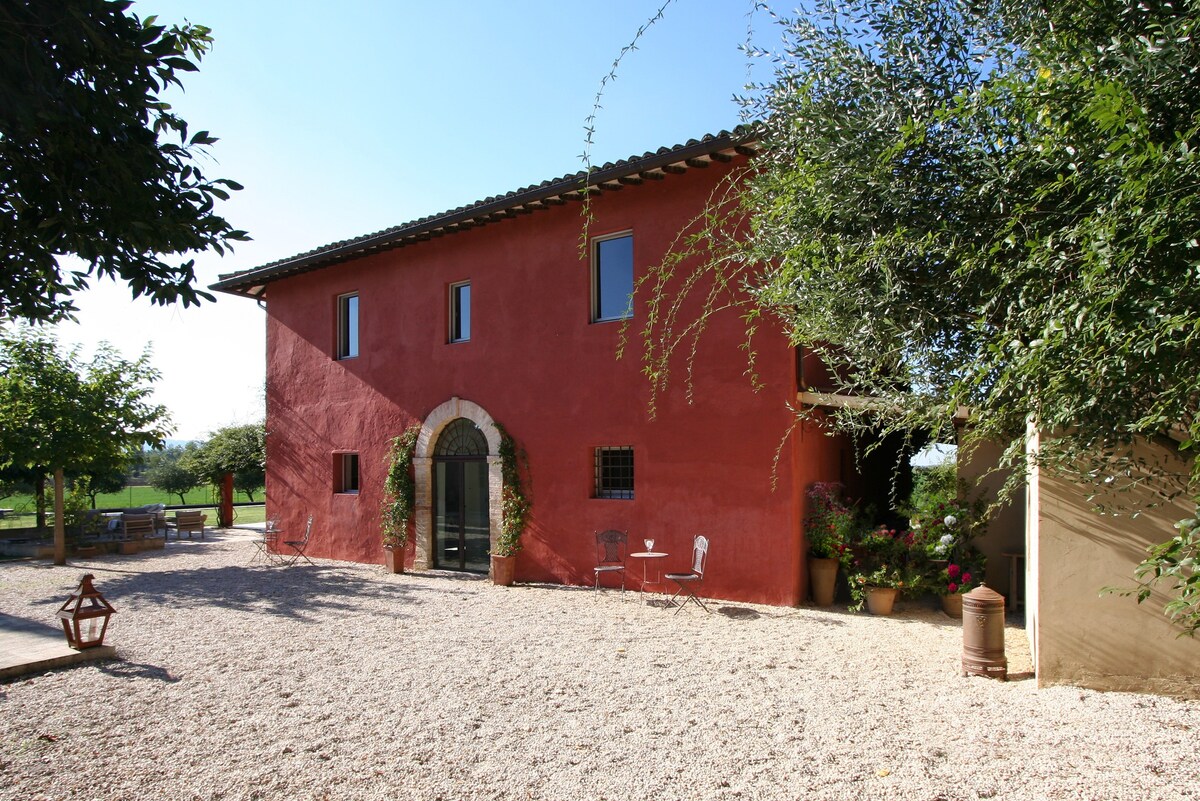Monaldesca别墅，带泳池，位于Spello和Assisi之间