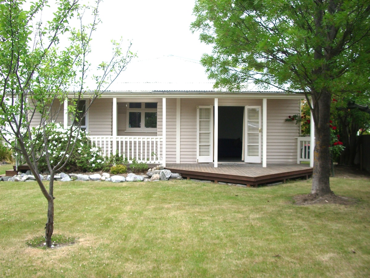 Character Cottage - Central Twizel