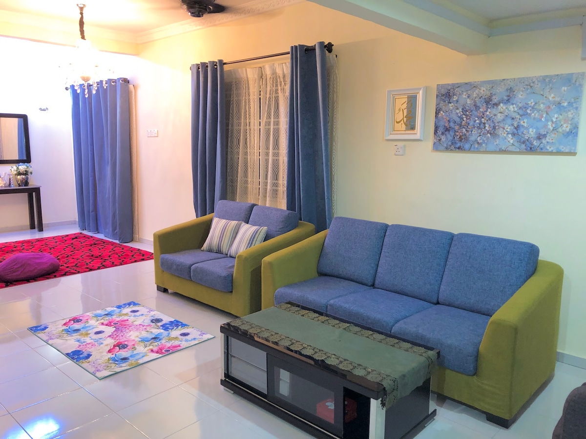 Mirza Homestay Kulai ，带大型停车场