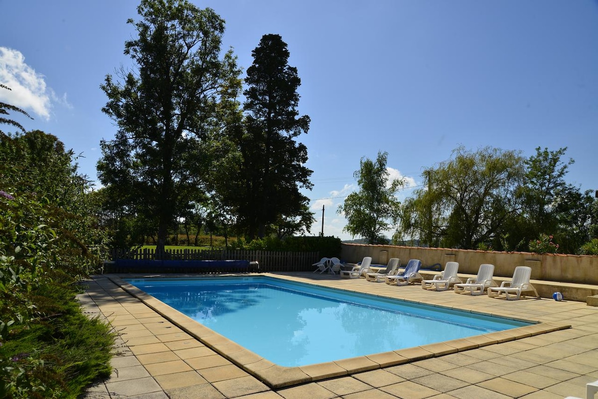 Vue magnifique dans beau domaine avec piscine