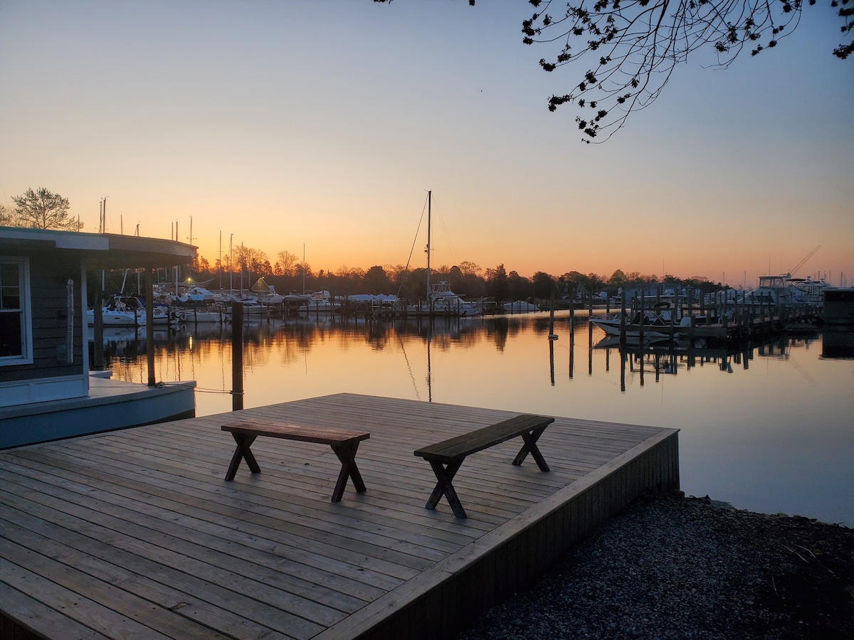 Riverfront Style w Kayaks Firepits & Fun