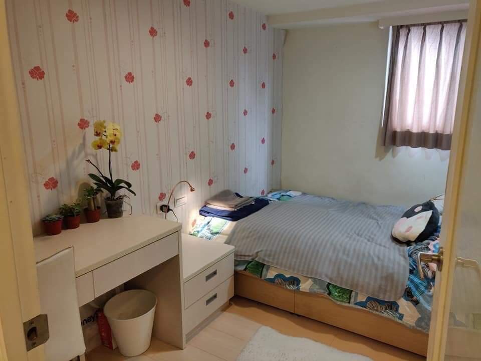 Comfy bedroom in central Taipei