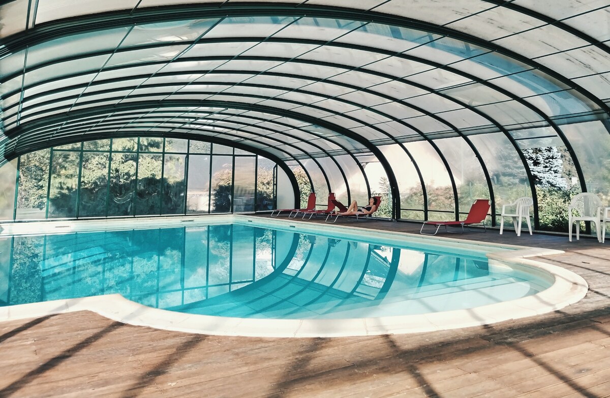 Vue montagne avec piscine et balcon