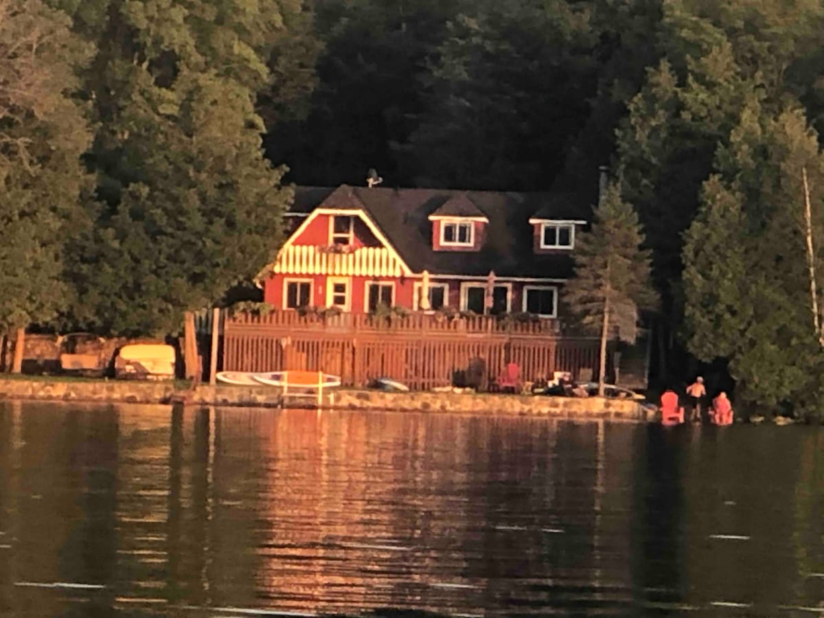 安大略省珀斯附近的湖畔小屋