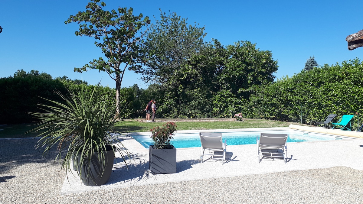 Gite des Magnolias ：带泳池和壁炉的房子