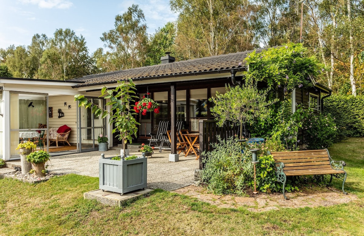 靠近大海和风景优美的Österlen小屋