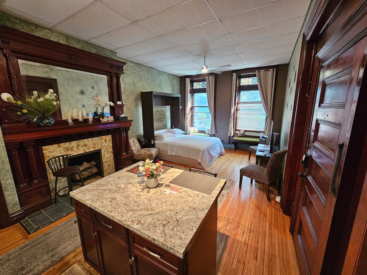 历史悠久的标准双人床单间公寓，位于华盛顿公园对面！