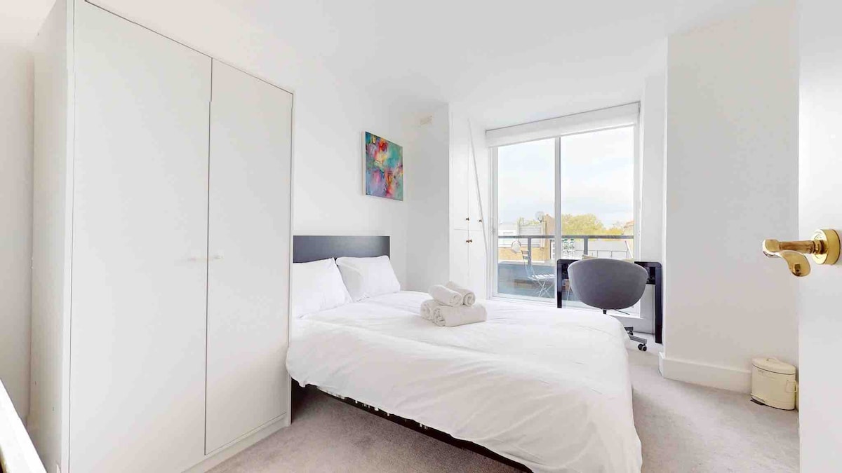 Stunning 3 bedroom Penthouse by Hyde Park