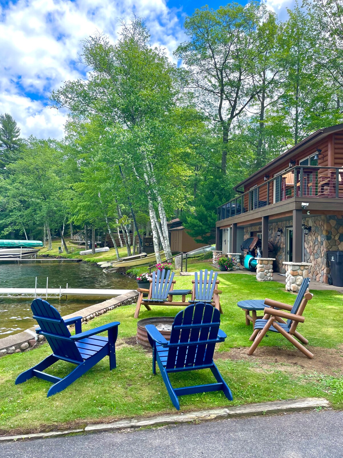 位于米诺夸湖（ Lake Minocqua ）的乡村俱乐部小屋！