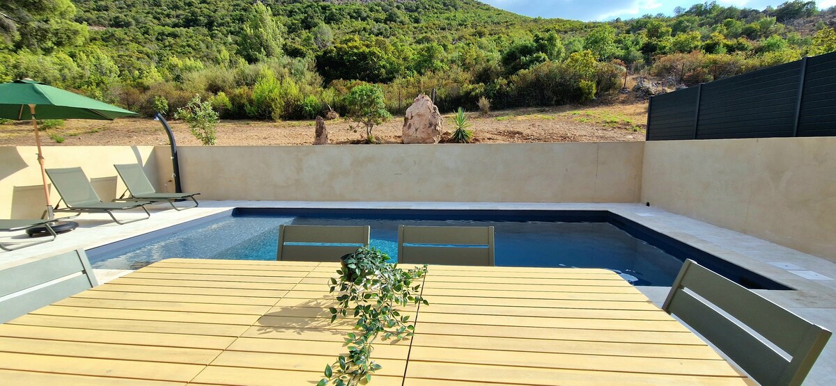 Villa, piscine chauffée,clim ,wifi ,rivière et mer