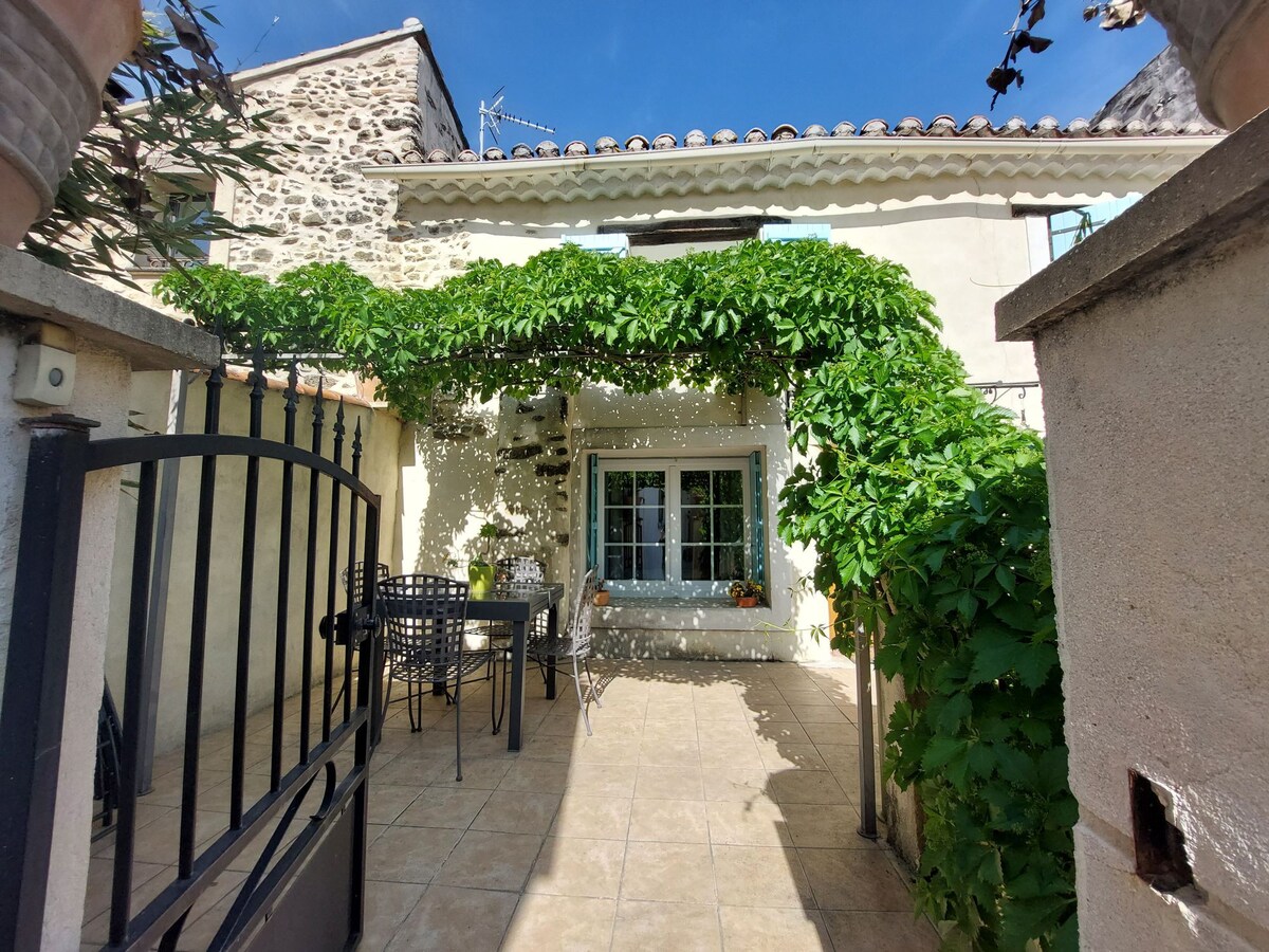 Agréable maison de village avec terrasse.