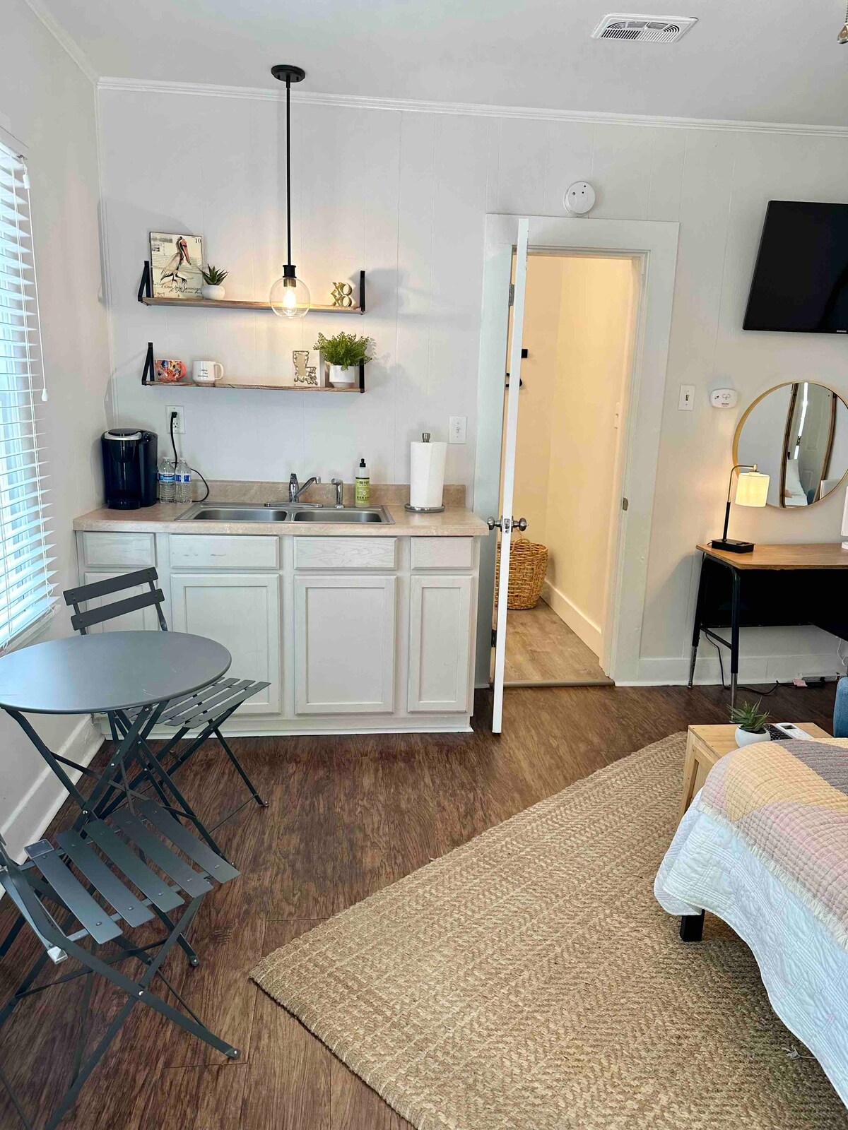简洁、干净、装修的单间公寓