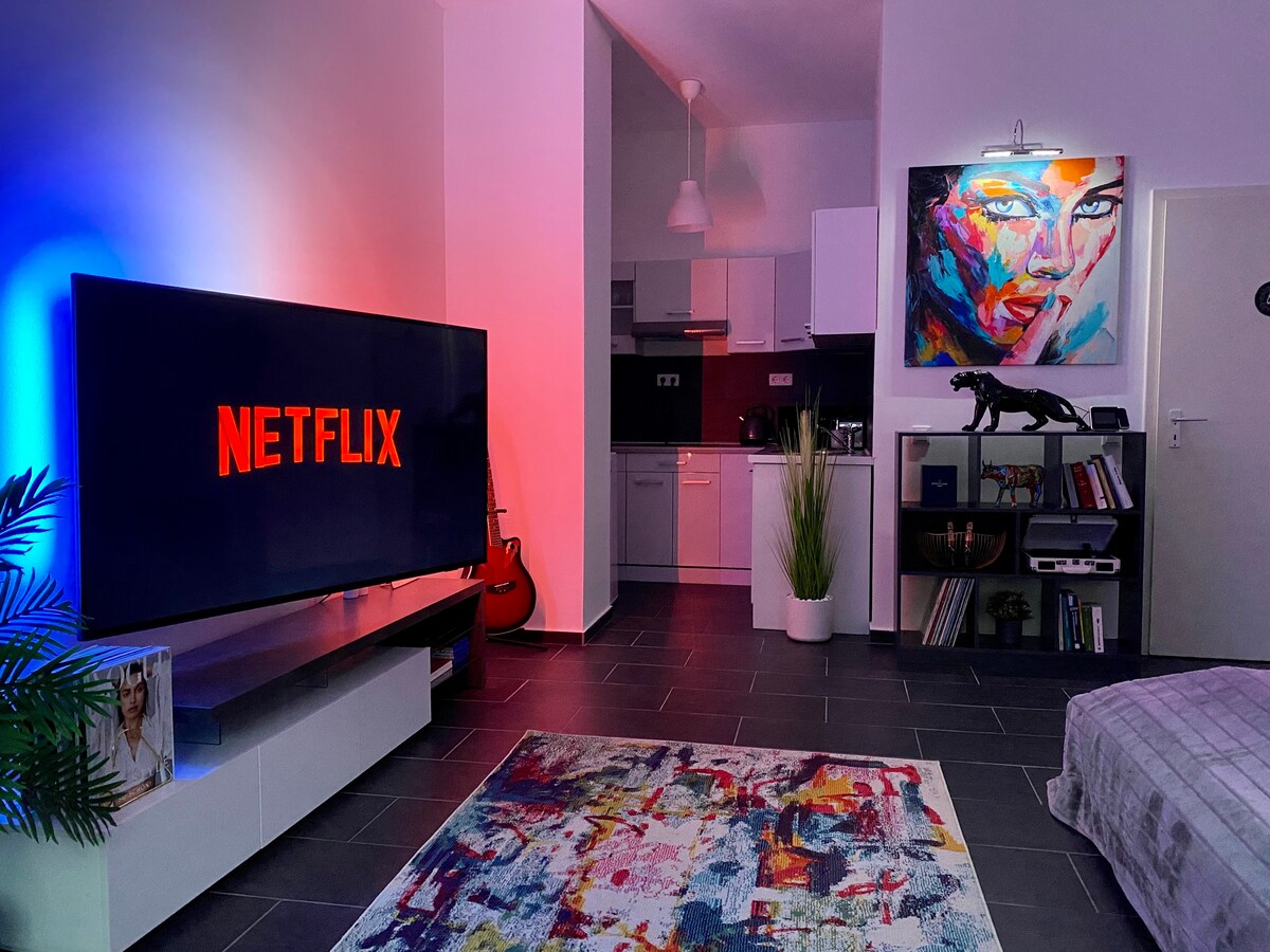GelsenDesign | Cosy | Netflix | King Size Bed