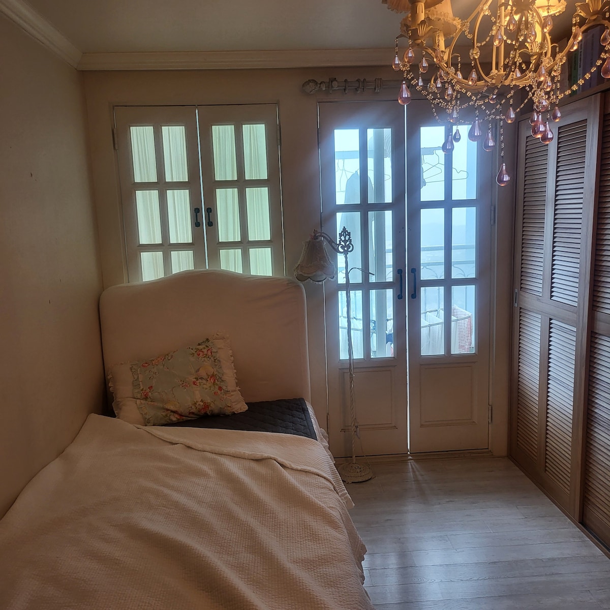 位于仁川西区江户（ Seo-gu, Seo-gu, Seo-gu ）附近的Majeon-dong公寓
这是一个浪漫的家，装饰着白色的雪维什克风格。