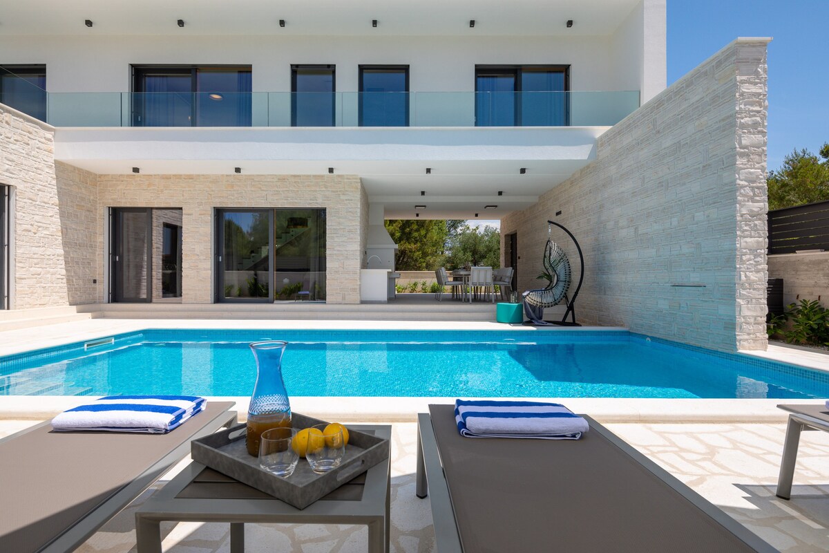 High Luxury Villa with heated pool,sauna & jacuzzi