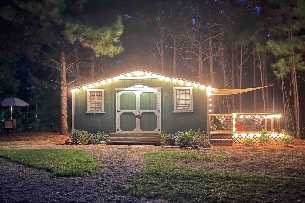 Secluded Enchanted Forest Getaway! The Dawg House.
