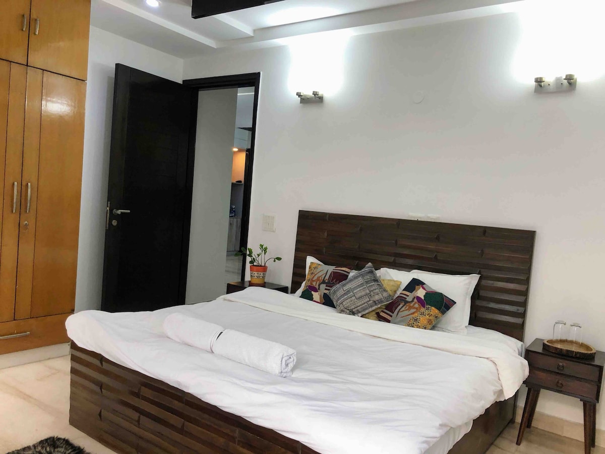 Private room with attached bath in Greater Kailash