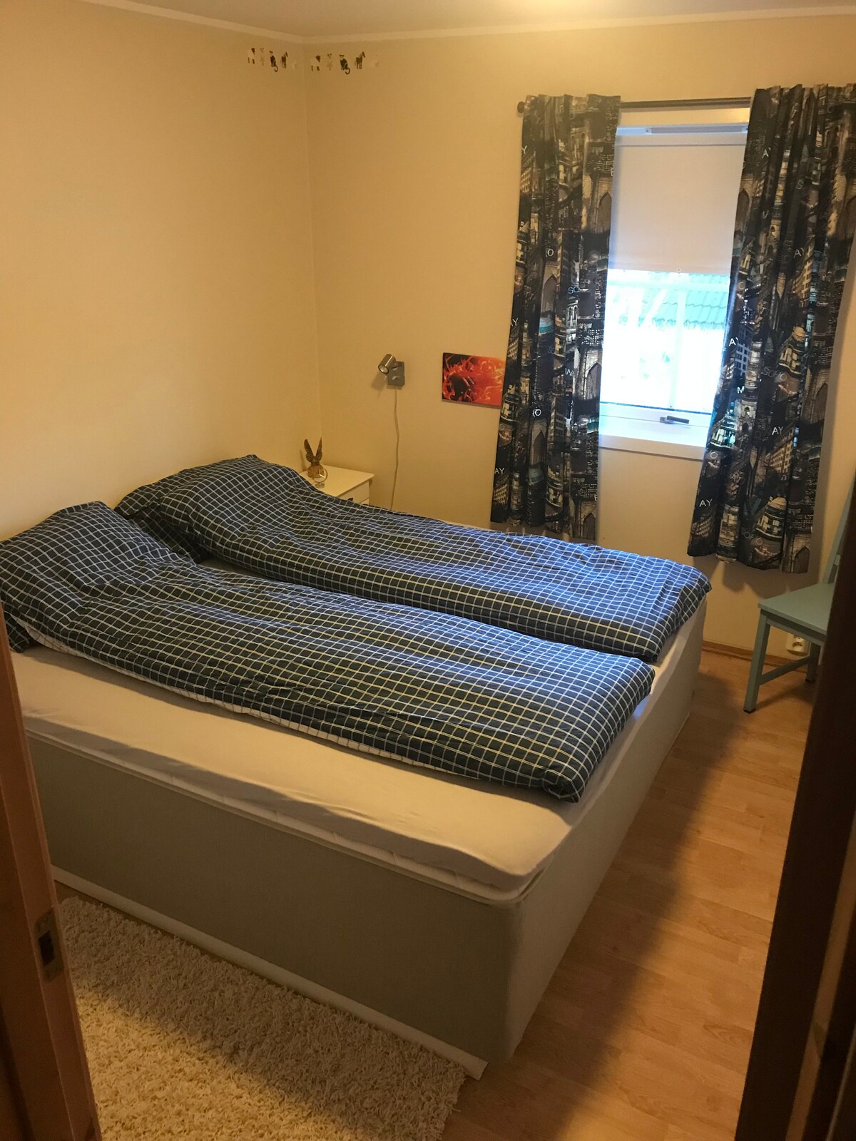 Sandnessjøen带卧室和卫生间的小公寓