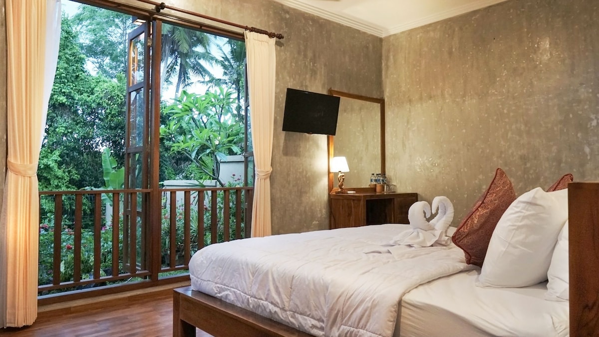 Temuku sari 2间带花园和丛林景观的卧室