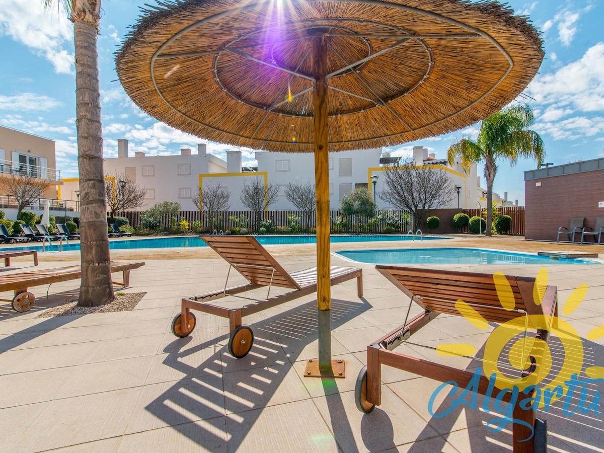卡巴纳斯花园（ Cabanas Gardens ） -带泳池景观的单间顶层公寓