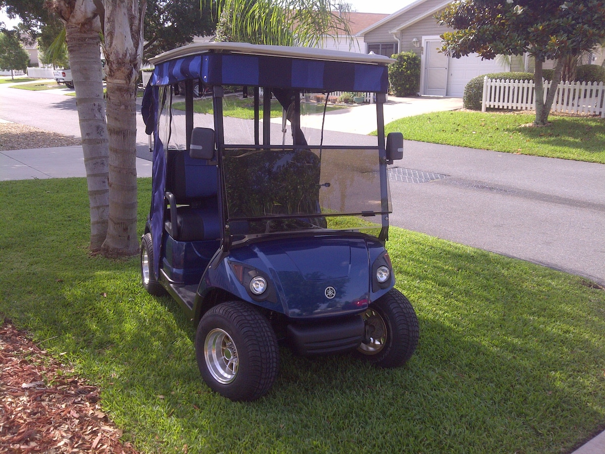 Sumter湖登陆露台别墅（ Lake Sumter Landing Patio Villa ） ，带高尔夫球车