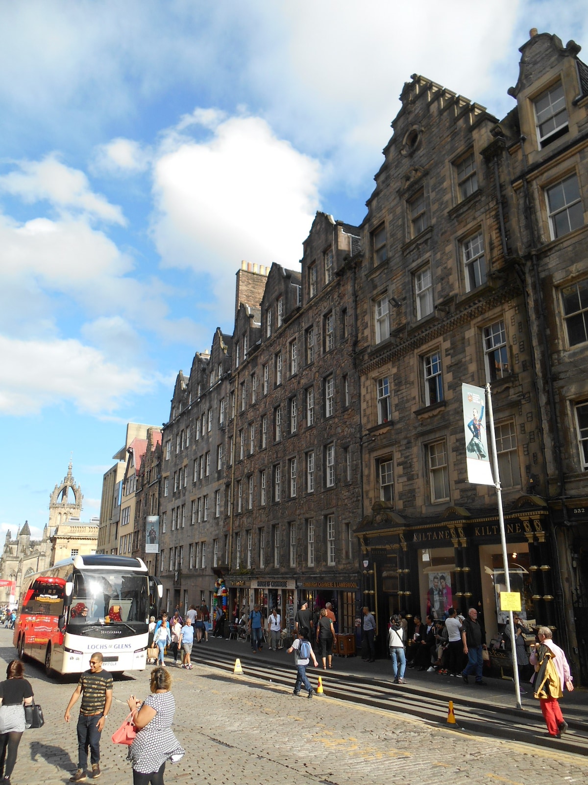 皇家一英里（ Royal Mile ） ，城堡旁边历史悠久的里德宫