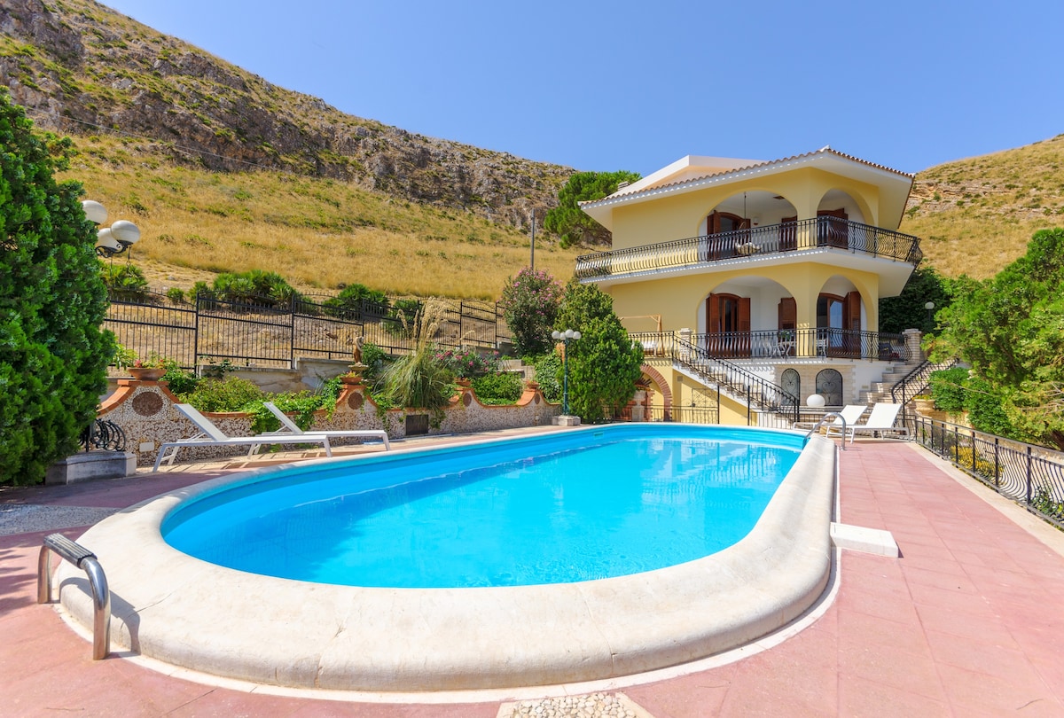 Villa with private pool and stunning seaview
