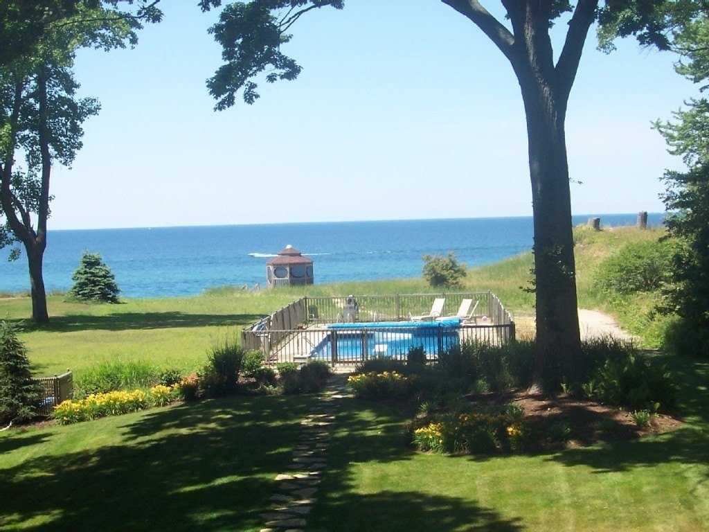 密歇根湖前台游泳池、海滩、私人后院。