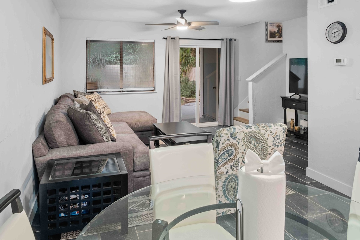 Sunny Escape 3BR Cheerful Townhome Near the Beach