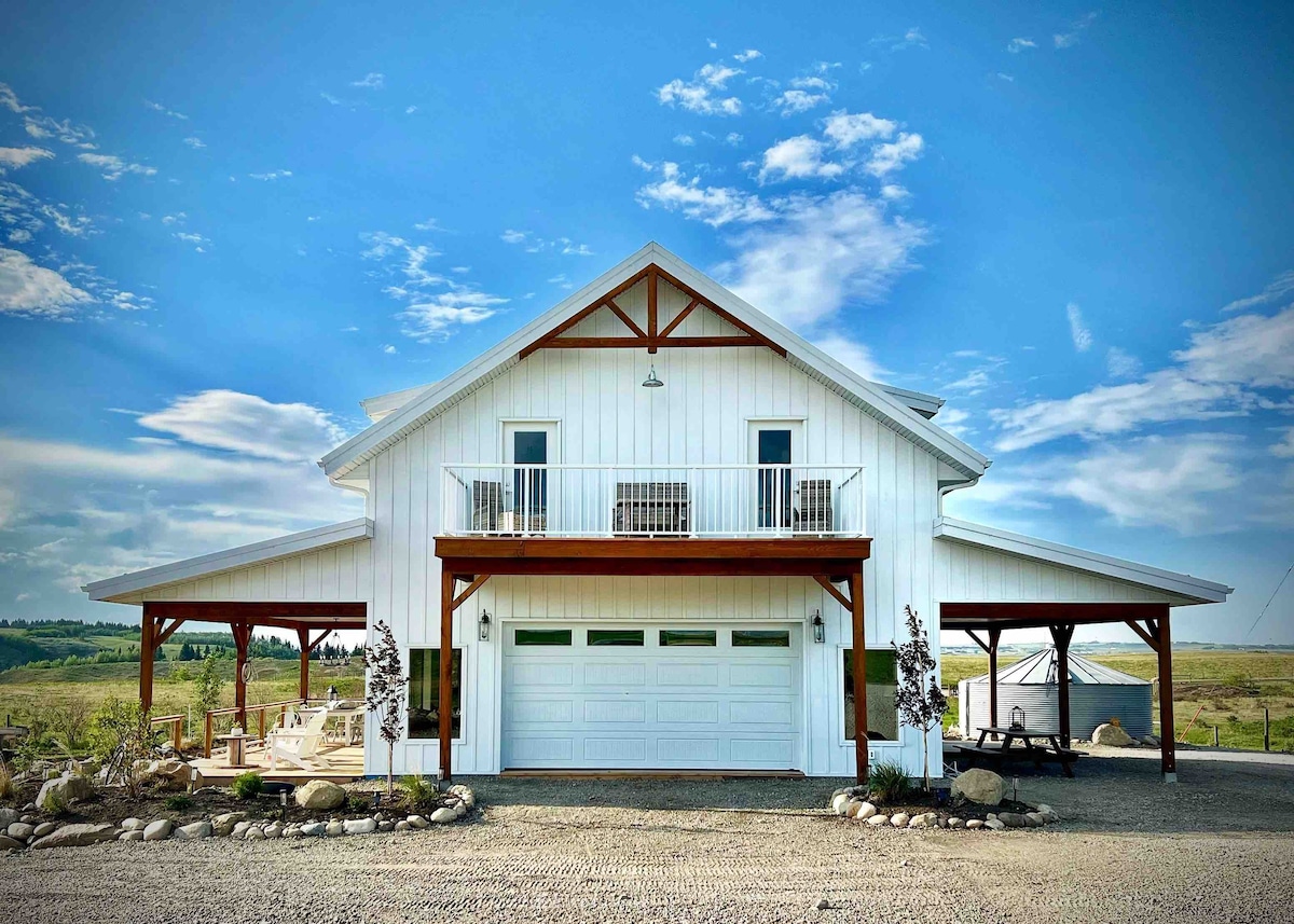 Luxury Barn House on Working Ranch Close to Town