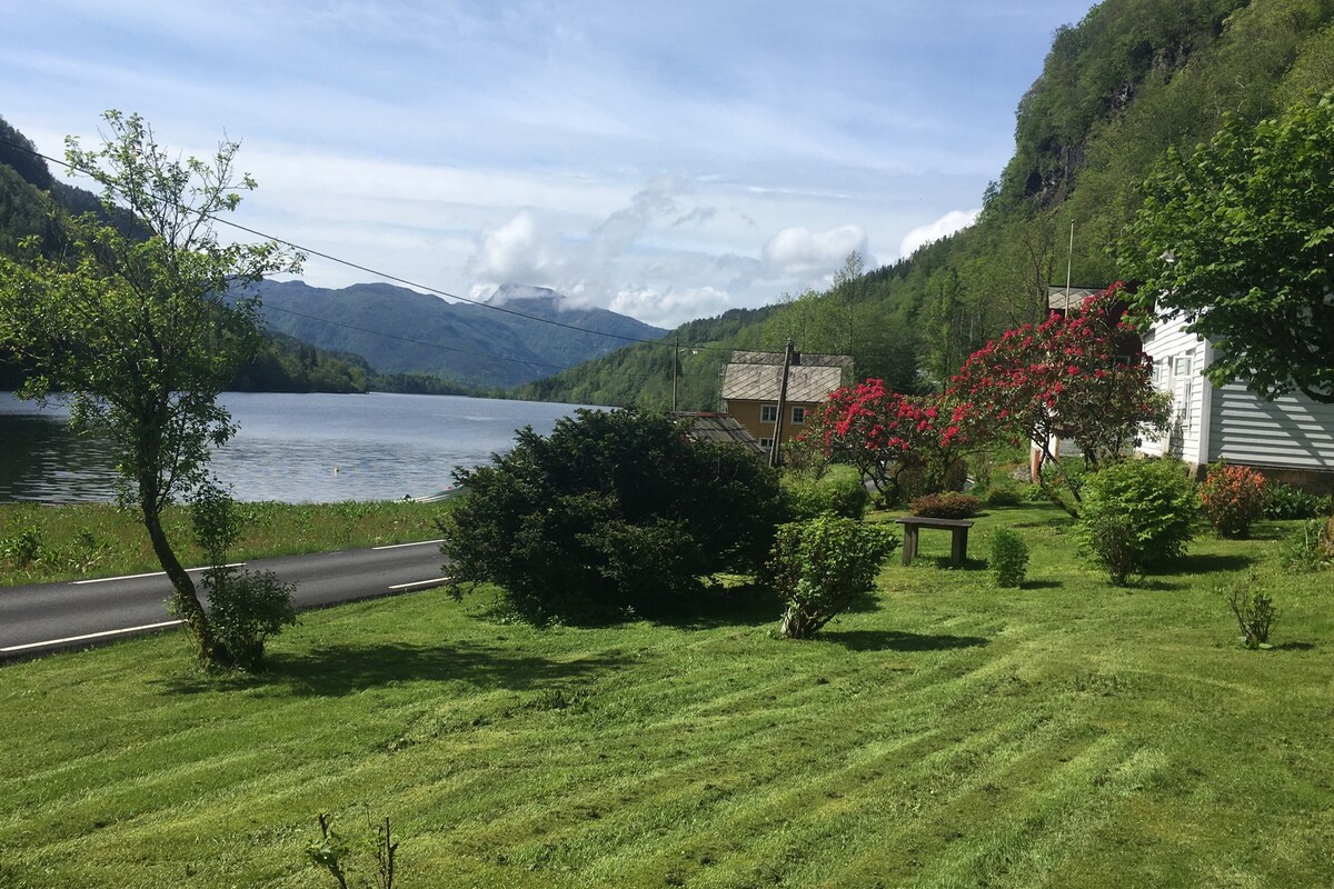 Hus ved Skogseidvannen