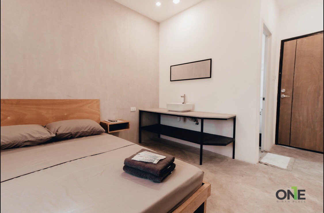 Biñan的3张标准双人床客房，配备高速无线网络和Netflix