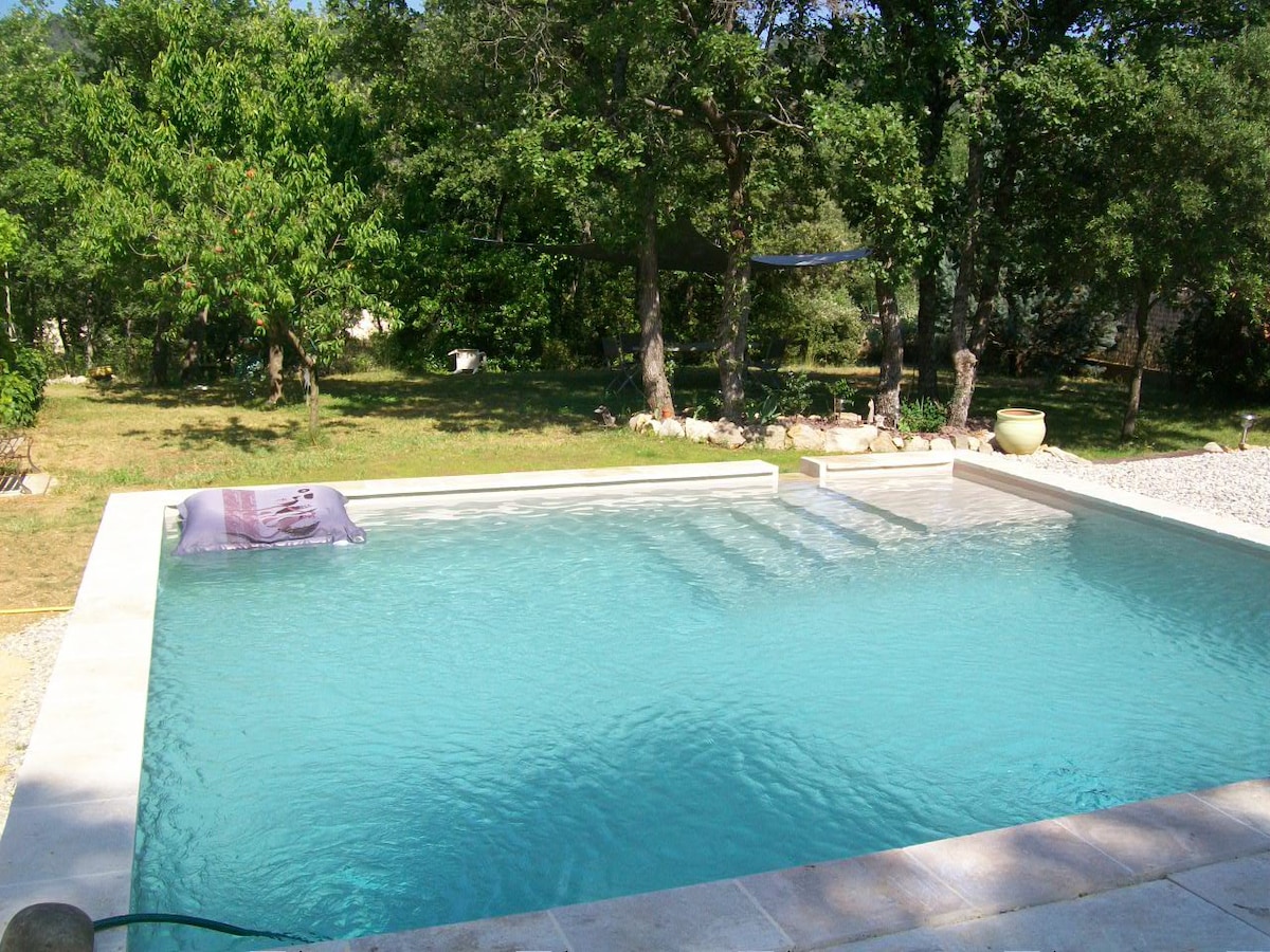 mas provençal avec piscine au calme