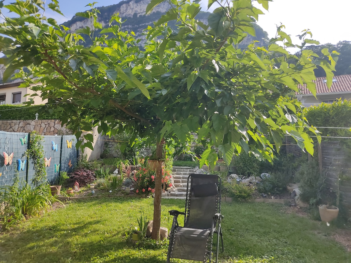 Chambre privée avec salle de bain privative.